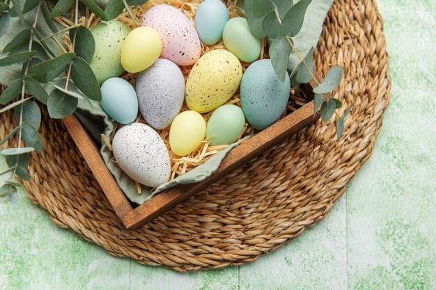 Decoración de Pascua Huevos de Pascua de colores en una caja de madera sobre la mesa