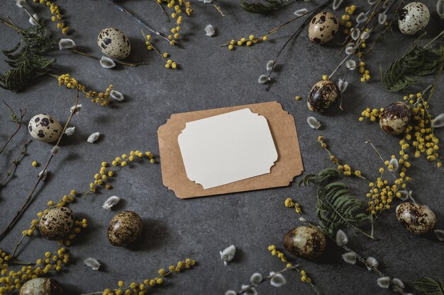 Decoración de Pascua con huevos de Pascua y flores de primavera. Huevos amarillos sobre gris