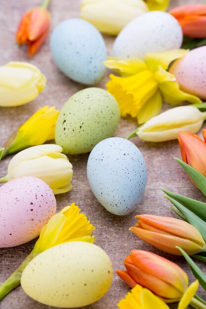 Decoración de Pascua y primavera, flores y huevos.