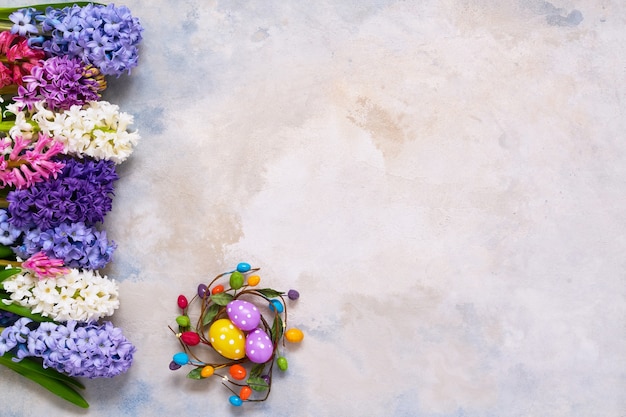 Decoración de Pascua y ramo de flores de jacinto flatlay. Copie el espacio, vista superior. Celebración de pascua