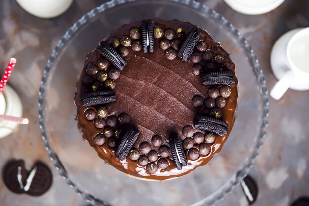 Decoración en un pastel de chocolate de galletas y gotas de chocolate recubiertas de oro.