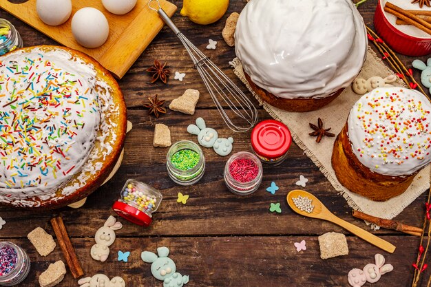 Decoración de pastel de Pascua. Azúcar glas, cobertura, granos comestibles