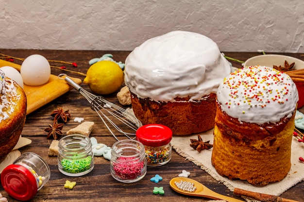 Decoración de pastel de Pascua. Azúcar glas, cobertura, granos comestibles