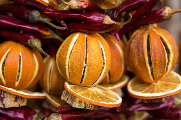 Decoración perfumada tradicional navideña hecha de especias y frutos secos en el mercado