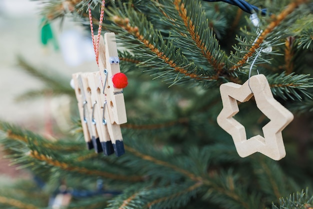 Decoración de pinza de madera de bricolaje en el árbol de Navidad