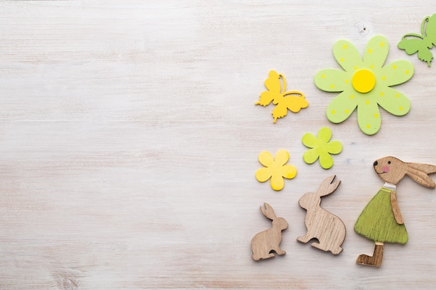 Decoración de primavera y Pascua con conejito de símbolos de madera, flores y mariposas