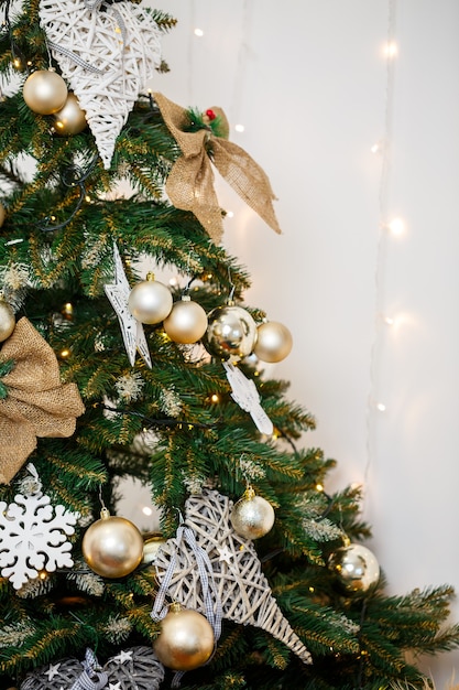 Decoración de primer plano en un árbol de Navidad con juguetes. Concepto de año nuevo