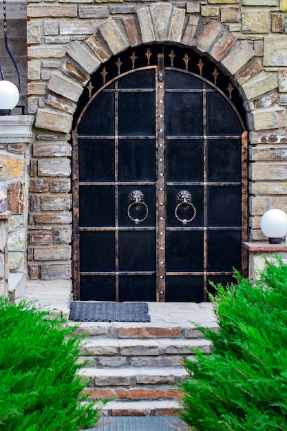 Decoración de la puerta con elementos ornamentados de hierro forjado, de cerca.