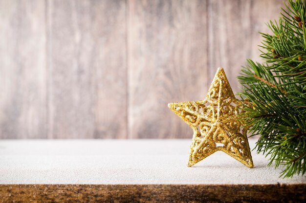 Decoración y rama de abeto de Navidad, en el fondo de madera.