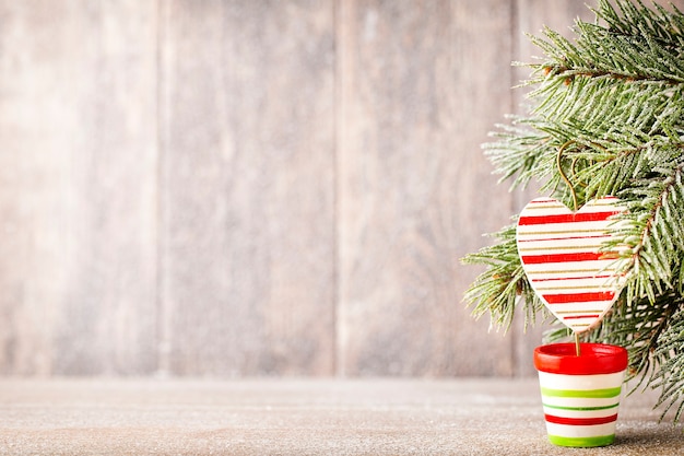 Decoración y rama de abeto de Navidad, en el fondo de madera.