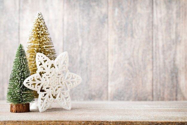 Decoración y rama de abeto de Navidad, en el fondo de madera.