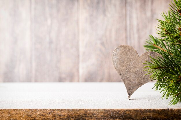 Decoración y rama de abeto de Navidad, en el fondo de madera.