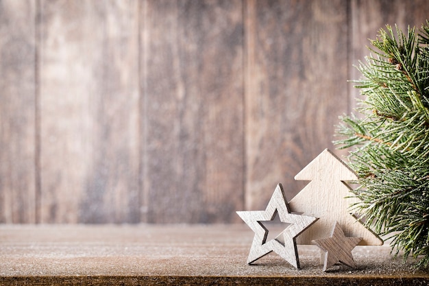 Decoración y rama de abeto de Navidad, en la mesa de madera.