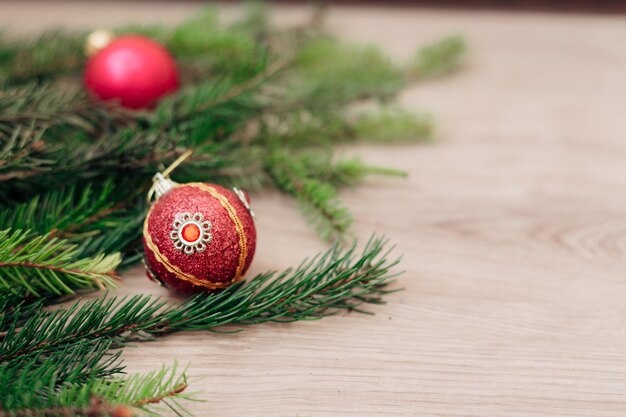 Decoración de ramas verdes del árbol de Navidad sobre un fondo de madera con espacio de copia