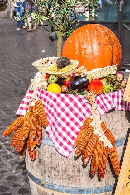 Decoración de restaurante italiano con verduras de temporada y pasta