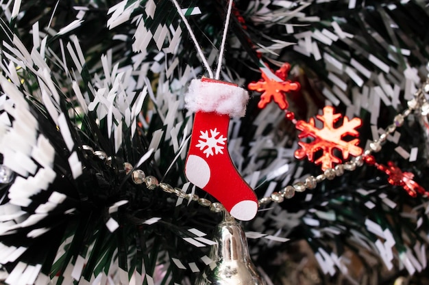 Decoración roja en el primer plano del árbol de navidad