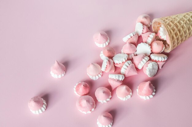 Decoración rosa y blanca dispersa para hornear merengue en galletas waffle