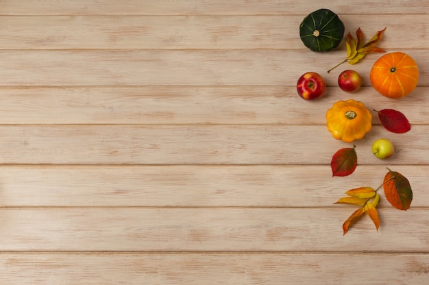 Decoración rústica de acción de gracias con hojas de otoño calabazas rojas y verdes amarillas