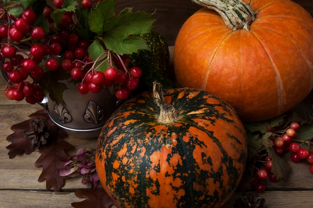 Decoración rústica de cornucopia con frutos rojos y calabazas