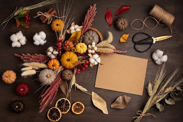 Decoración rústica de mesa de otoño bricolaje. Decoración interior floral para las vacaciones de otoño con calabazas hechas a mano. Flatlay, vista superior