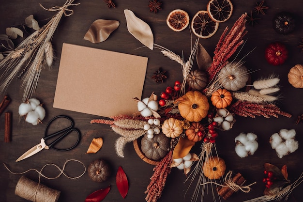 Decoración rústica de mesa de otoño bricolaje. Decoración interior floral para las vacaciones de otoño con calabazas hechas a mano. Flatlay, vista superior