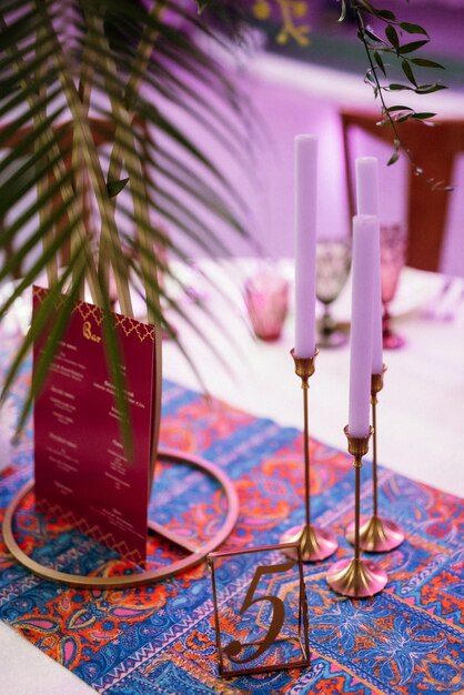 Decoración del salón de banquetes en colores multicolores al estilo Maracan