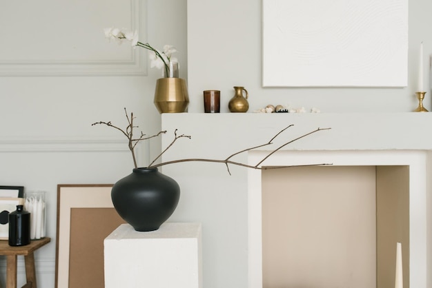 Decoración de salón minimalista en estilo escandinavo o japonés Diferentes jarrones con ramas