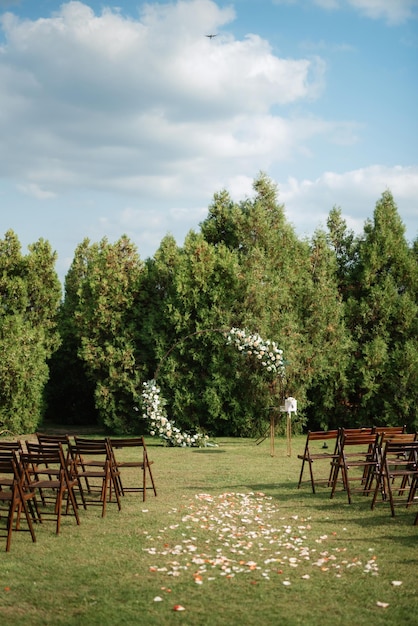 Decoración de sillas de arco de área de ceremonia de boda