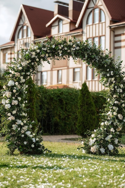 Decoración de sillas de arco de área de ceremonia de boda