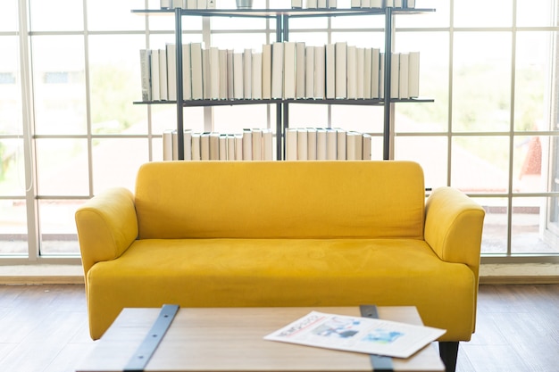 Decoración de sofá de tela amarilla vacía en una habitación