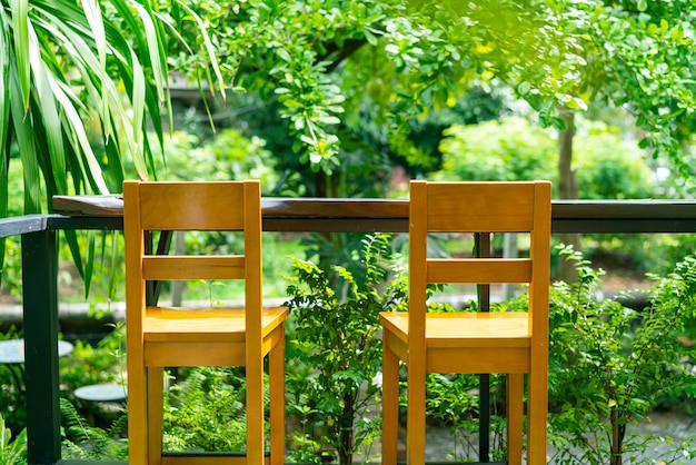 Decoración de taburete de bar de madera vacía en el jardín