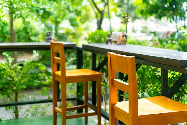 Decoración de taburete de bar de madera vacía en el jardín