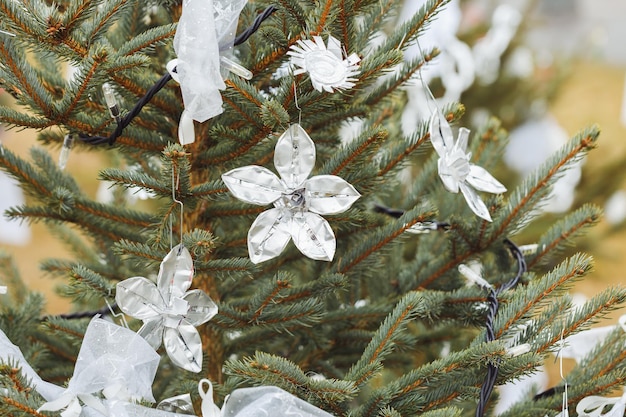 Decoración de la taza de papel de aluminio candelita de bricolaje en el árbol de Navidad