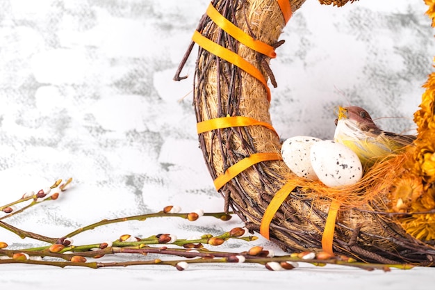 Decoración tradicional de Pascua Ramas con amentos sobre fondo blanco