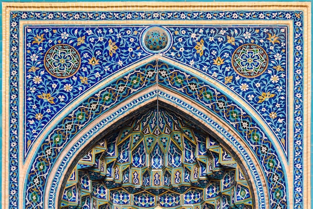 Decoración tradicional sobre la entrada a la mezquita iraní de Yazd.