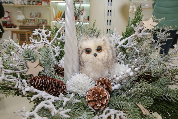 decoración para las vacaciones de invierno con un búho de juguete.