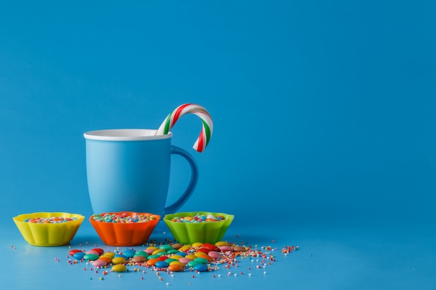 Decoración de vacaciones para niños. Dulces de colores en el espacio azul