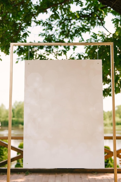 Decoración de vacaciones o bodas con hermosas composiciones de rosas blancas con un fondo blanco vacío en la naturaleza