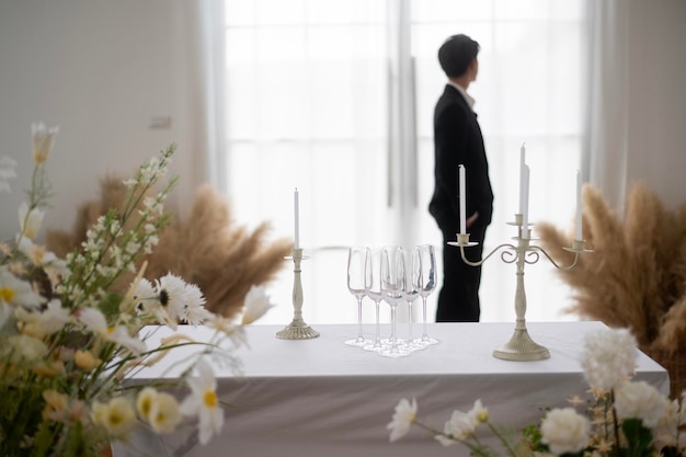 Foto decoración de velas de boda en la ceremonia de compromiso novio de pie fondo