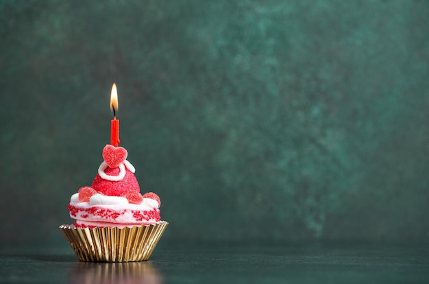 Decoración de velas encendidas de pastel de cumpleaños