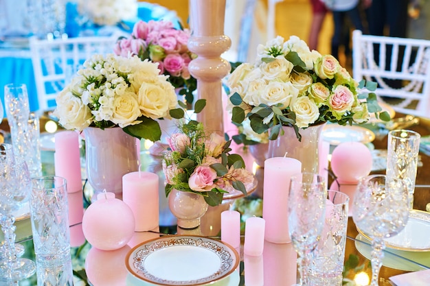 Decoración de velas y flores en la mesa de la boda.