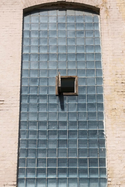 Decoración de vidrio de un edificio de ladrillo.