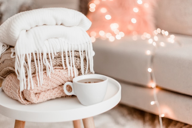 Decoraciones acogedoras para el hogar en el interior con tejido y taza