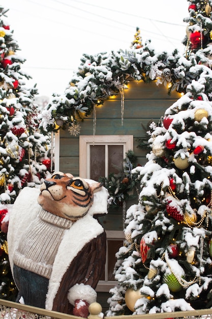 Decoraciones de Año Nuevo en la ciudad Calles festivas decoradas casas de invierno con árboles de Navidad y linternas