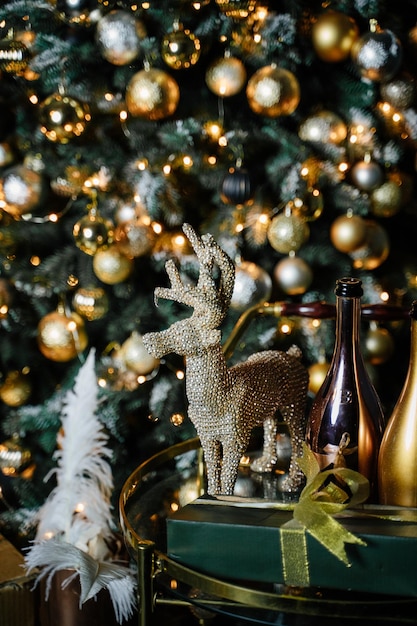 Decoraciones de año nuevo. Árbol de Navidad decorado. Ciervos y regalos.