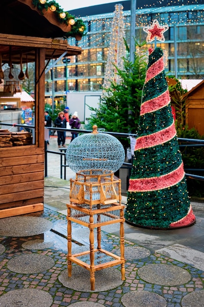 Decoraciones y árboles de Navidad en el mercado de Navidad en Alemania en Europa en invierno. Calle de la noche alemana Navidad y feria de vacaciones en ciudad o pueblo europeo. Iglesia Memorial Kaiser Wilhelm, Berlín