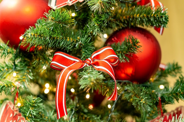 Decoraciones para árboles de navidad. Árbol de Navidad con hermosas bolas brillantes. Concepto de vacaciones de invierno