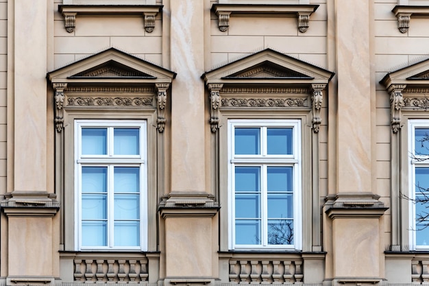 Decoraciones artísticas de ventanas y fachadas de casas de vecindad históricas en Cracovia