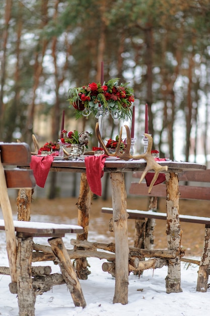 Decoraciones de la boda para la ceremonia en la calle en invierno.