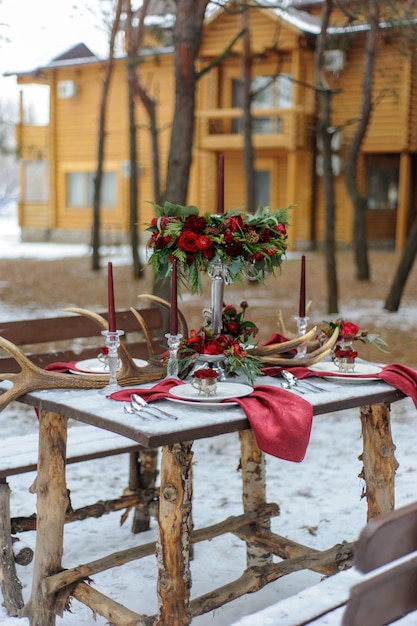 Decoraciones de la boda para la ceremonia en la calle en invierno.